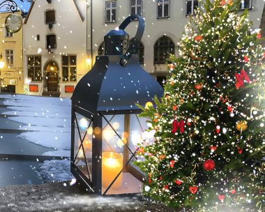 Ortaçağ Tallinn 'inde, karlı caddedeki Winter City Noel ağacı süslemesi ve sokak feneri Estonya' ya yapılan ışık yolculuğunu bulanıklaştırdı. 