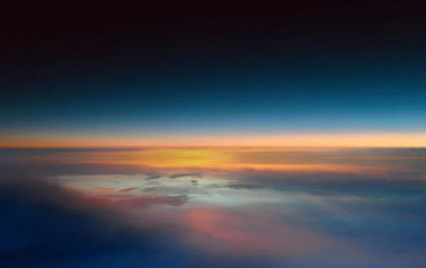 Tähtikirkas Sininen Kuu Pilvinen Taivas Auringonlasku Valo Heijastus Horisonttiin Luonto — kuvapankkivalokuva
