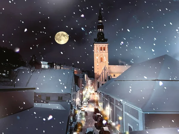 Inverno Tallinn Città Vecchia Cielo Blu Luna Piena Neve Sulla — Foto Stock