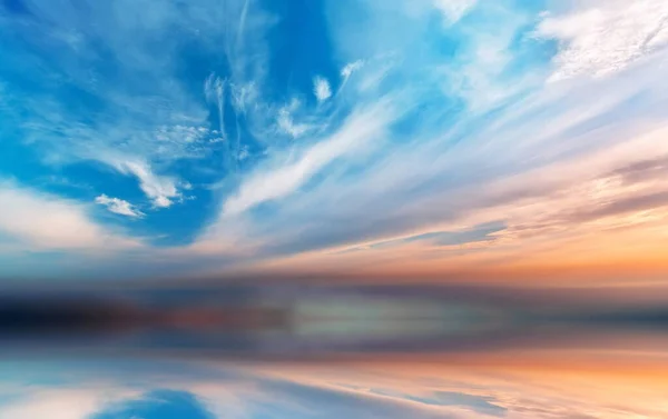 Modrá Obloha Nadýchané Bílé Mraky Západ Slunce Léto Příroda Pozadí — Stock fotografie