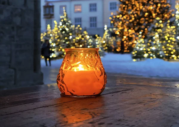 Tallinner Rathausplatz Gelbe Kerzentasse Auf Hölzerner Tischplatte Und Weihnachtsbaum Verschwommenes — Stockfoto