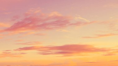 Pembe gökyüzü pofuduk beyaz bulutlar altın rengi günbatımı yaz mevsimi tropikal doğa manzarası 