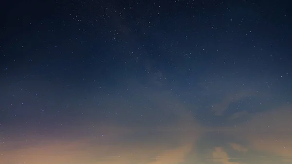 Natt Stjärnklar Himmel Blå Solnedgång Fluffiga Vita Moln Reflektion Sommar — Stockfoto