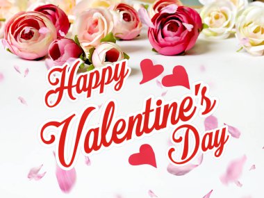 kırmızı pembe güller çiçek ve kırmızı taç yaprağı kalp sembolü ve beyaz arkaplanda bayram çiçekleri günü, kadınlar günü tebrik kartı kopyalama alanı, Mutlu Dilekler alıntıları 