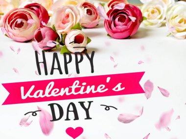 kırmızı pembe güller çiçek ve kırmızı taç yaprağı kalp sembolü ve beyaz arkaplanda bayram çiçekleri günü, kadınlar günü tebrik kartı kopyalama alanı, Mutlu Dilekler alıntıları 