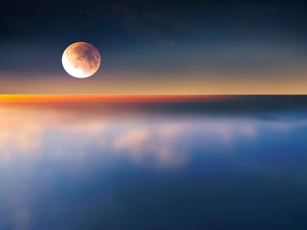 Vollmond Bei Sonnenuntergang Nacht Sternenhimmel Reflexion Auf Meer Wasser Blau — Stockfoto