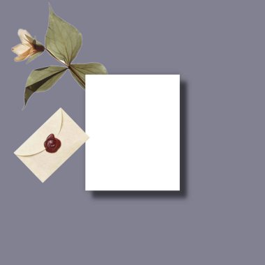 Beyaz davetiyeli tebrik kartı bir canavar yaprağı ve çiçeklerle süslenmiş sevgililer günü, düğün, mevsimlik fotokopi alanı şablonu 