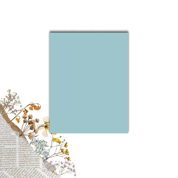 Mockup Cartão Cumprimentos Convite Branco Com Uma Folha Monstera Flores — Fotografia de Stock