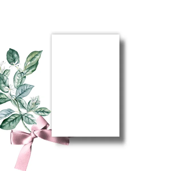 白色的请柬上挂着一个月桂树叶子和玫瑰的造型情人节 季节性的夏装空间模板 — 图库照片