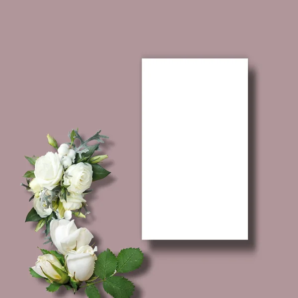 Witte Uitnodiging Wenskaart Mockup Met Een Monstera Blad Bloemen Rozen — Stockfoto