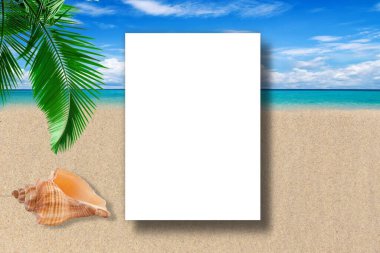 Tropikal mavi deniz palmiye yaprağı ve çiçekler. Yaz davetiyesi kartı, afiş, şablon fotokopi alanı arka planı. 