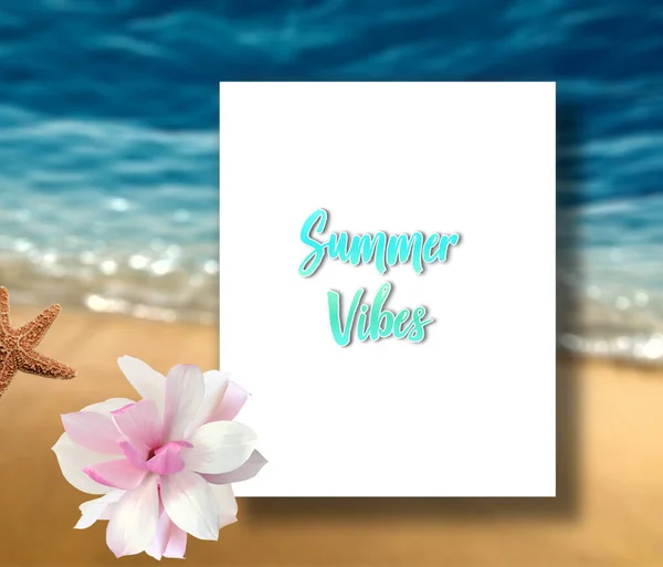 Tropické Modré Moře Pláž Palmový List Květiny Letní Text Pozvánka — Stock fotografie