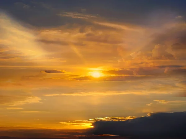 Goud Tropische Zonsondergang Zee Reflectie Watergolf Dramatische Pluizige Wolken Avonds — Stockfoto