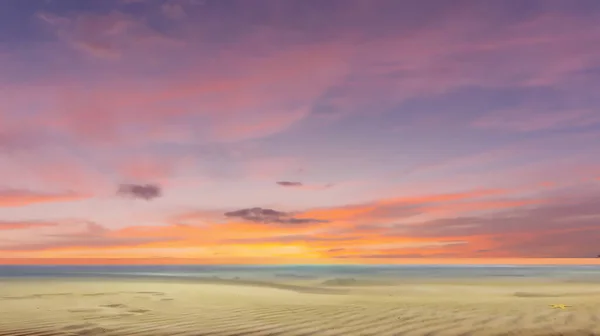 Diepe Roze Zonsondergang Het Strand Zon Strand Licht Zand Goud — Stockfoto