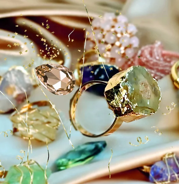 Edelstenen Gouden Ringen Geel Roze Blauw Groen Stijlvolle Handgemaakte Sieraden — Stockfoto