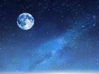 Yıldızlı bir gecede dolunay, gün batımında deniz, mavi bulutlu gökyüzü günbatımında güneş batımında ufuk çizgisinde doğa manzarası. 