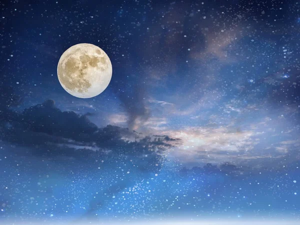 Fullmåne Stjärnklar Natt Vid Solnedgången Hav Blå Rosa Molnigt Himmel — Stockfoto