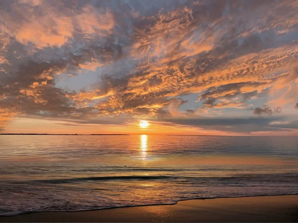 Wieczór Pomarańczowy Zachód Słońca Nad Morzem Dramatyczne Chmury Różowym Złocie — Zdjęcie stockowe