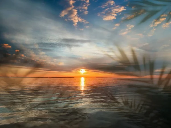 Krásný Západ Slunce Moři Mdramatické Mraky Růžové Zlaté Žluté Modré — Stock fotografie