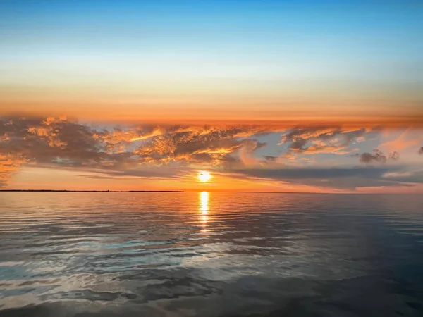 Beautiful Sunset Sea Mdramatic Clouds Pink Gold Yellow Blue Sky — Stock Photo, Image