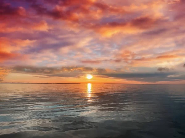 Bellissimo Tramonto Mare Nuvole Mdrammatiche Oro Rosa Giallo Cielo Blu — Foto Stock