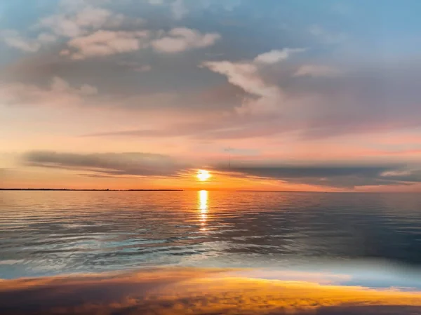 Όμορφο Ηλιοβασίλεμα Στη Θάλασσα Mdramatic Σύννεφα Ροζ Χρυσό Κίτρινο Μπλε — Φωτογραφία Αρχείου