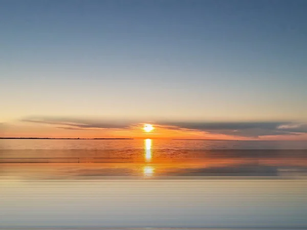 Заход Солнца Море Тучи Розово Желто Голубом Небе Полумрак Вечера — стоковое фото