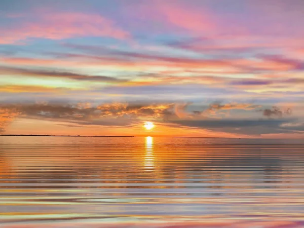 Hermosa Puesta Sol Mar Nubes Dramáticas Oro Rosa Cielo Azul — Foto de Stock