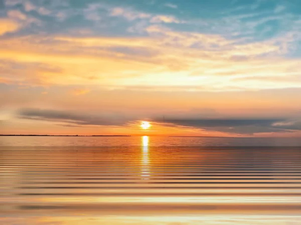 Piękny Zachód Słońca Nad Morzem Mdramatyczne Chmury Różowym Złocie Żółte — Zdjęcie stockowe