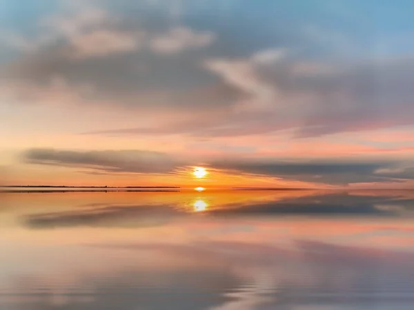 Deniz Batımında Güzel Bir Gün Batımı Pembe Altın Sarısı Bulutlar — Stok fotoğraf