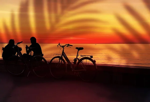 Junges Paar Mit Fahrrad Sitzt Auf Der Seebrücke Und Genießt — Stockfoto