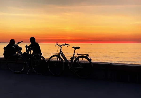 Junges Paar Mit Fahrrad Sitzt Auf Der Seebrücke Und Genießt — Stockfoto