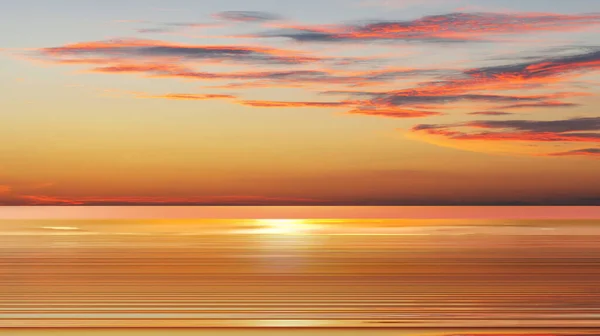 Puesta Sol Mar Naranja Oro Rosa Dramático Cielo Nublado Agua — Foto de Stock