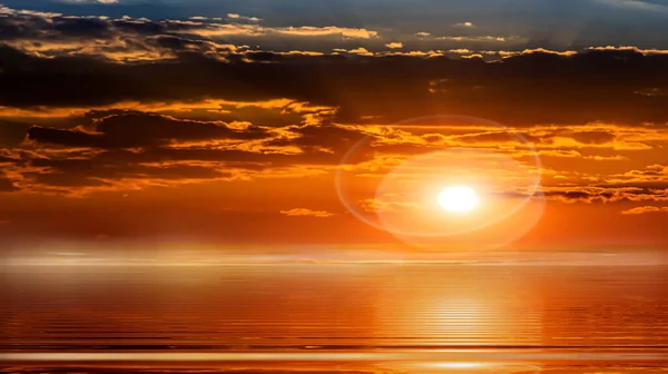 海の夕日オレンジゴールドライラックピンクイエローブルー水波の上のカラフルな雲の反射 夕方の空の風景で劇的なふわふわの雲夏の美しい自然景観 — ストック写真