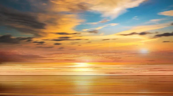 夕阳西下 金黄色 淡紫色 彩云映衬水波 戏剧化 蓬松的云彩映衬黄昏的天空 夏日美丽的自然景观 — 图库照片