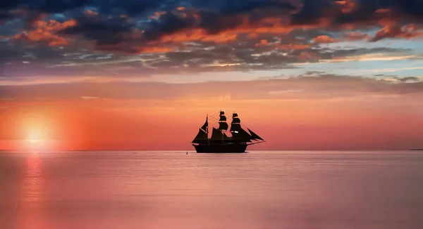 Roze Lila Gouden Zonsondergang Zee Dramatische Wolken Zeilboot Silhouet Aan — Stockfoto