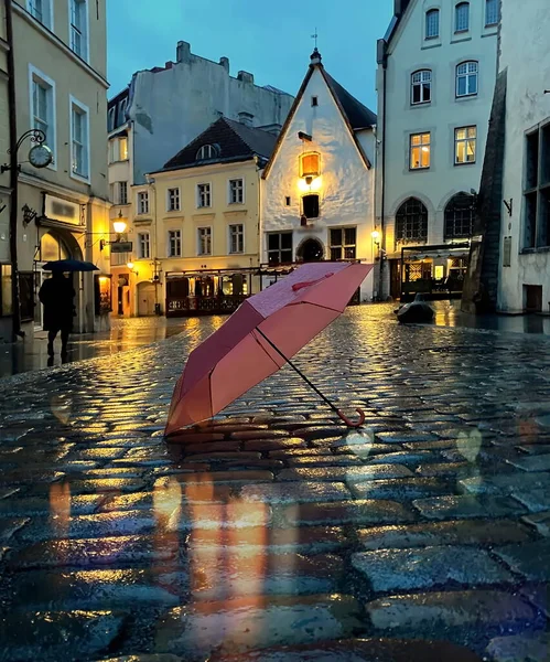 Temps Pluvieux Ville Nuit Rose Parapluie Sur Trottoir Rue Médiévale — Photo