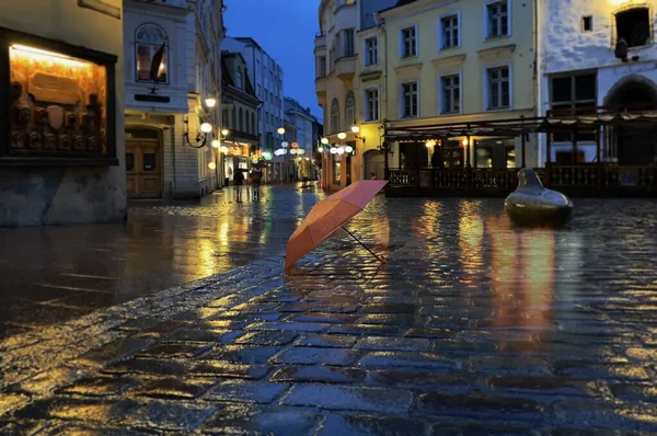 Pioggia Città Notte Ombrello Rosa Sul Marciapiede Strada Medievale Notte — Foto Stock