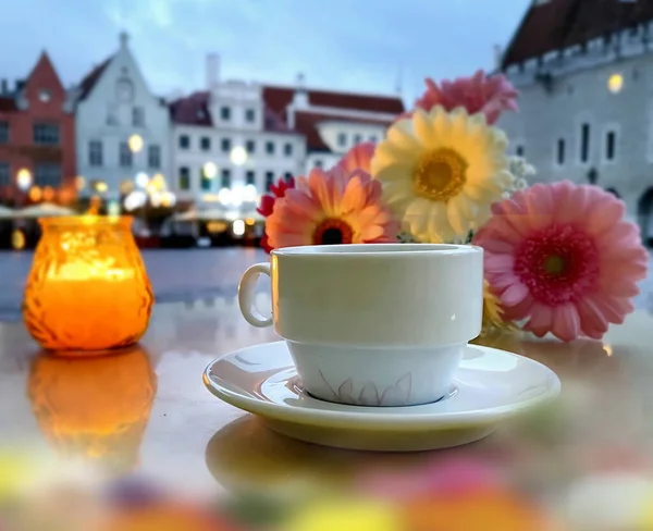 커피와 꽃들로 저녁에 테이블 — 스톡 사진