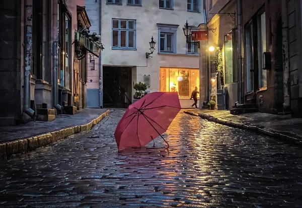 Rue Ville Pluvieuse Floue Parapluie Rose Soir Sur Chaussée Mouillée — Photo
