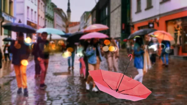 Temporada Lluvias Gente Calle Mojada Bajo Lluvia Con Paraguas Colores —  Fotos de Stock