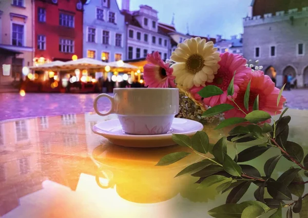 유럽으로 여행을 떠나는 중세의 구시가지의 어두운 커피와 꽃들의 — 스톡 사진