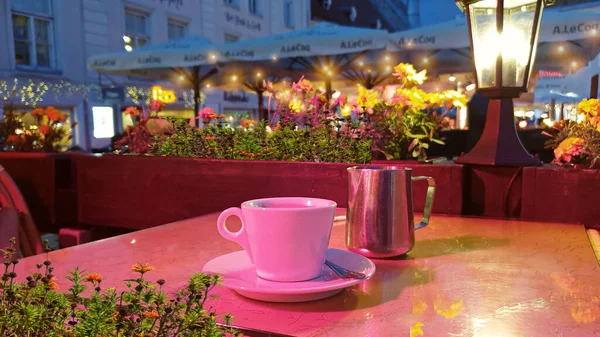 Tazza Caffè Sul Tavolo Alla Sera Street Cafe Night City — Foto Stock