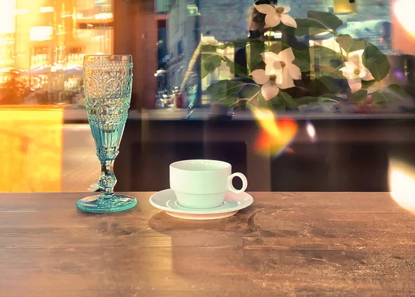 Weiße Tasse Kaffee Und Blaues Glas Wein Auf Holztisch Straßencafé — Stockfoto