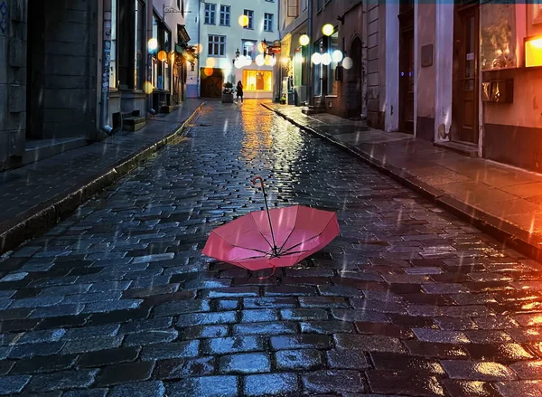 Parapluie Rose Sur Chaussée Mouillée Soir Médiéval Pluvieux Lumière Pluriel — Photo
