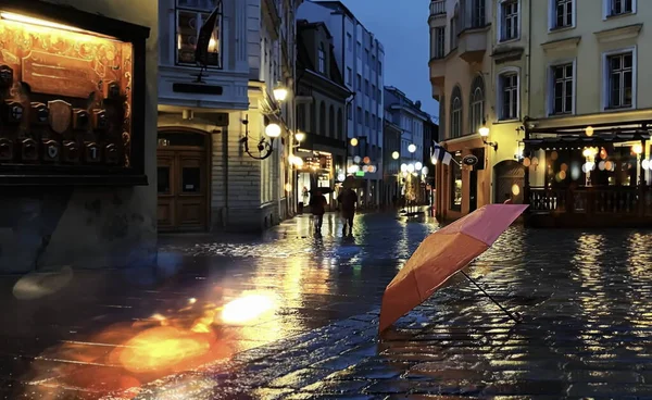 Ville Pluvieuse Parapluie Rose Sur Chaussée Mouillée Pluie Médiévale Soirée — Photo