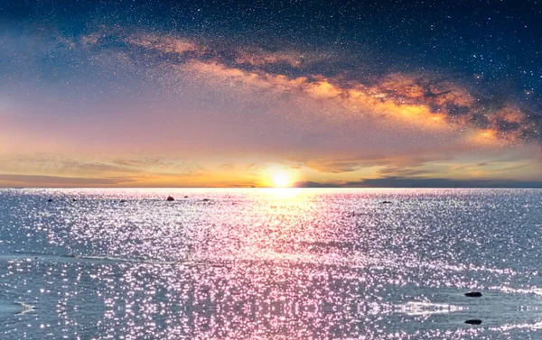 Puesta Sol Noche Del Mar Cielo Azul Nubes Dramáticas Reflejo — Foto de Stock