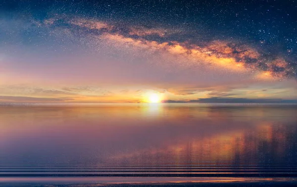 Sonnenuntergang Dramatische Wolken Bei Sternenklarer Nacht Meereslandschaft Welle Reflexion Galaxie — Stockfoto