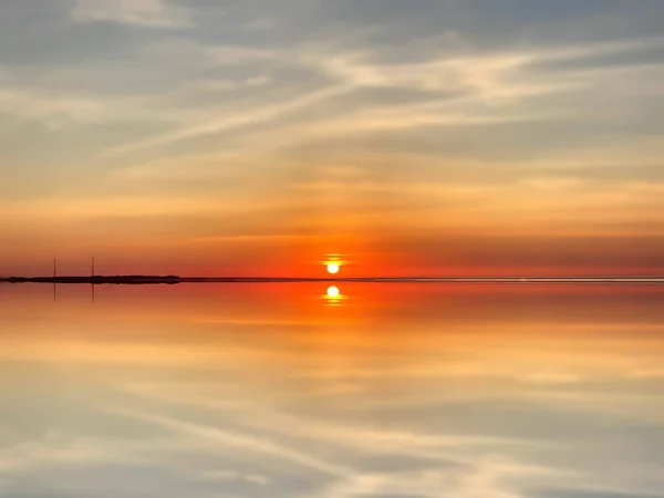 Ouro Laranja Pôr Sol Dramático Céu Nublado Lilás Rosa Mar — Fotografia de Stock