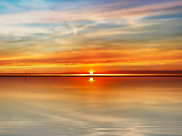 Oro Naranja Atardecer Dramático Cielo Nublado Lila Rosa Agua Mar — Foto de Stock